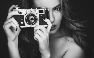 girl-holding-a-camera-black-and-white